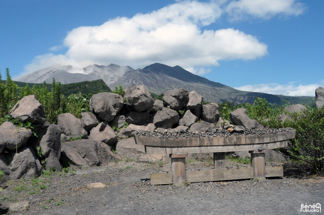 Torii enfoui sous la cendre du Sakurajima
