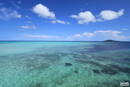 La mer autour de Miyakojima est d'un bleu spécifique appelé le "Miyakojima blue". Au loin, l'île d'Ôgami (大神島).