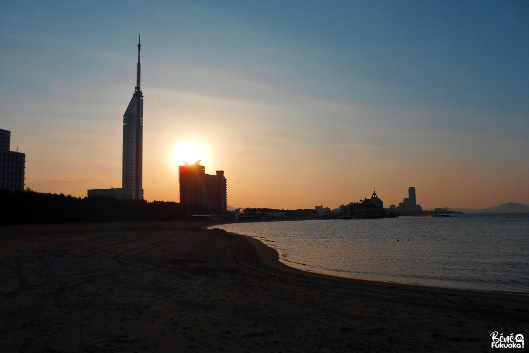 Coucher de soleil sur la tour de Fukuoka, plage de Momochihama, Fukuoka