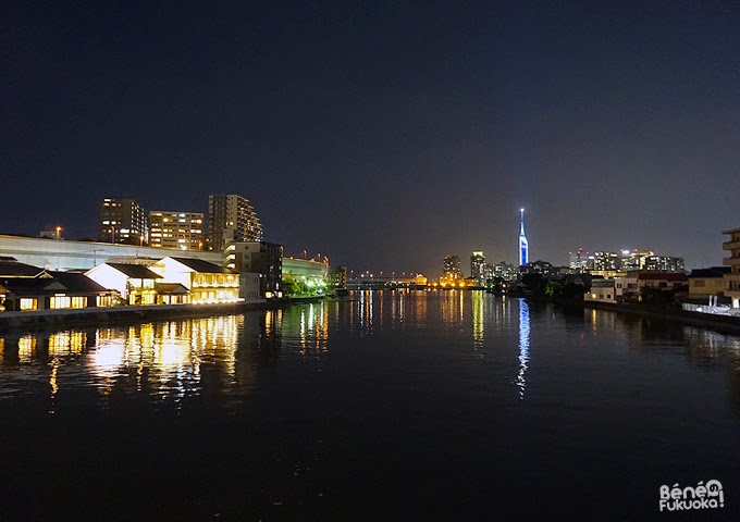 La tour de Fukuoka, vue depuis le pont de Muromi