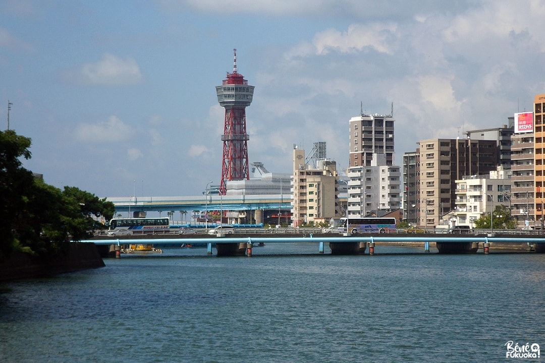 Vue sur la Hakata Port Tower depuis le centre-ville de Fukuoka