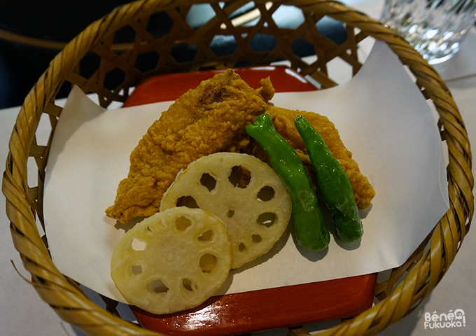 Beignets karaage de fugu avec tenpura de lotus et gombos