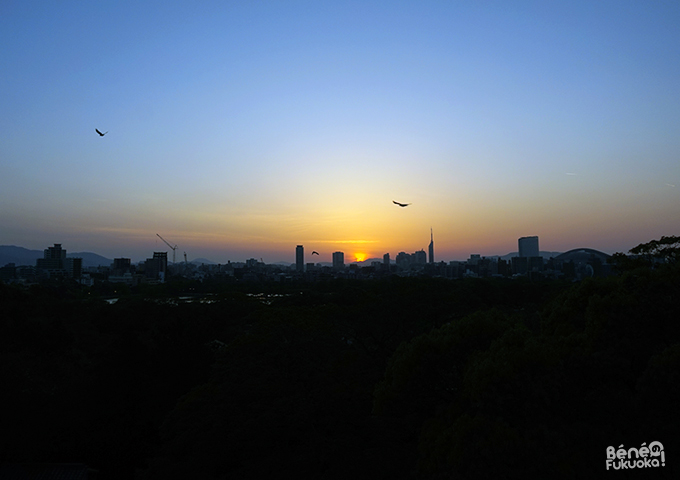 Coucher de soleil depuis le château de Fukuoka