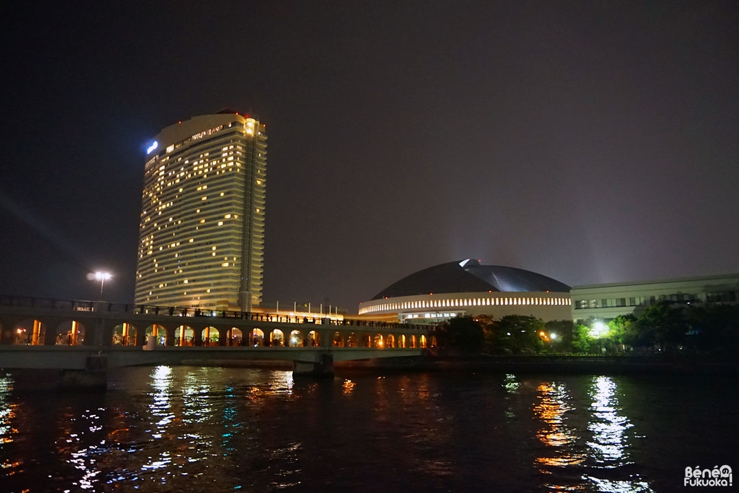 Vue de nuit sur Fukuoka : hôtel Hilton et Fukuoka Yahuoku! Dome