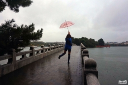 Sous la pluie au parc Ôhori, Fukuoka