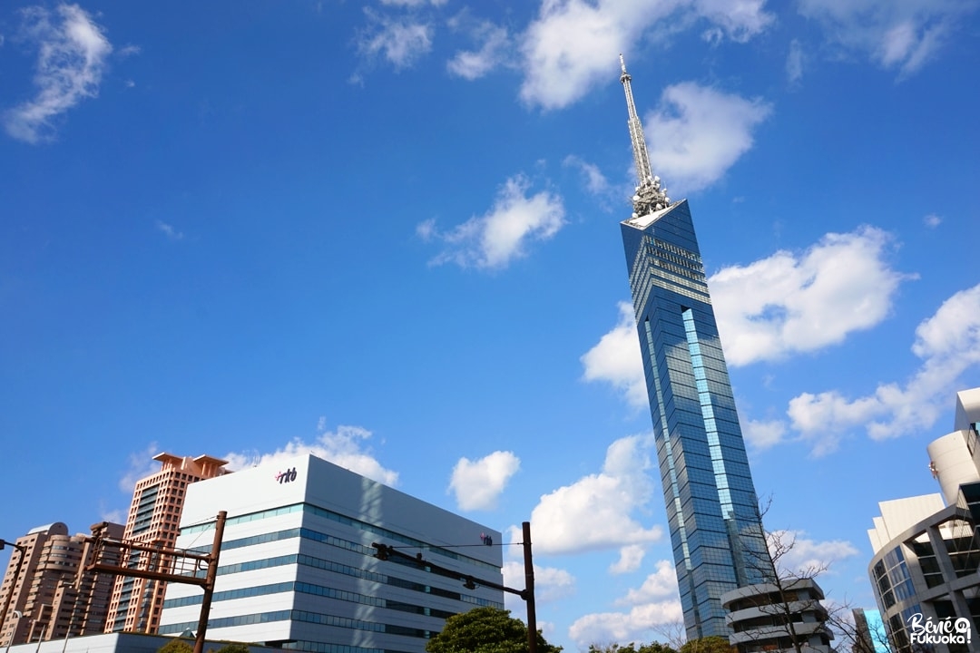 La tour de Fukuoka vue depuis le Fukuoka Open Top Bus