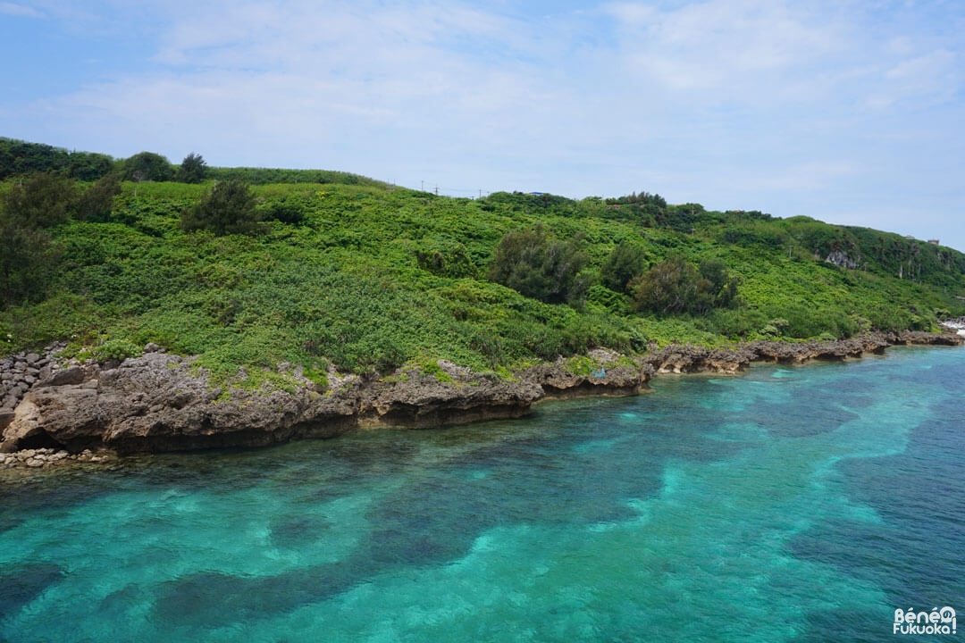 L'eau turquoise autoru de l'île de Kurima, Miyakojima
