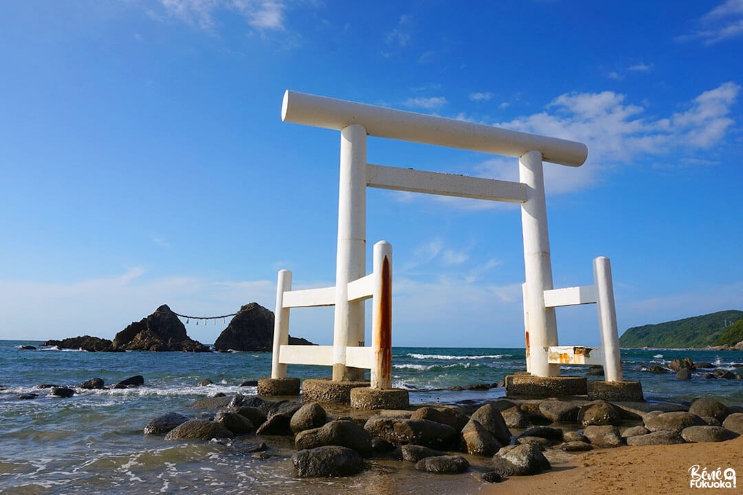 Le torii flottant Futamigaura et les rochers mariés Meoto Iwa  à Itoshima, Fukuoka