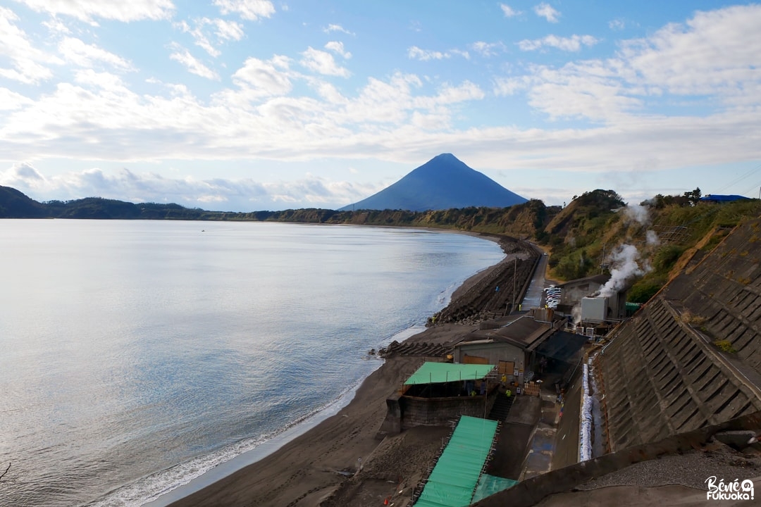 Vue sur le Kaimondake depuis les anciens marais salants d'Ibusuki