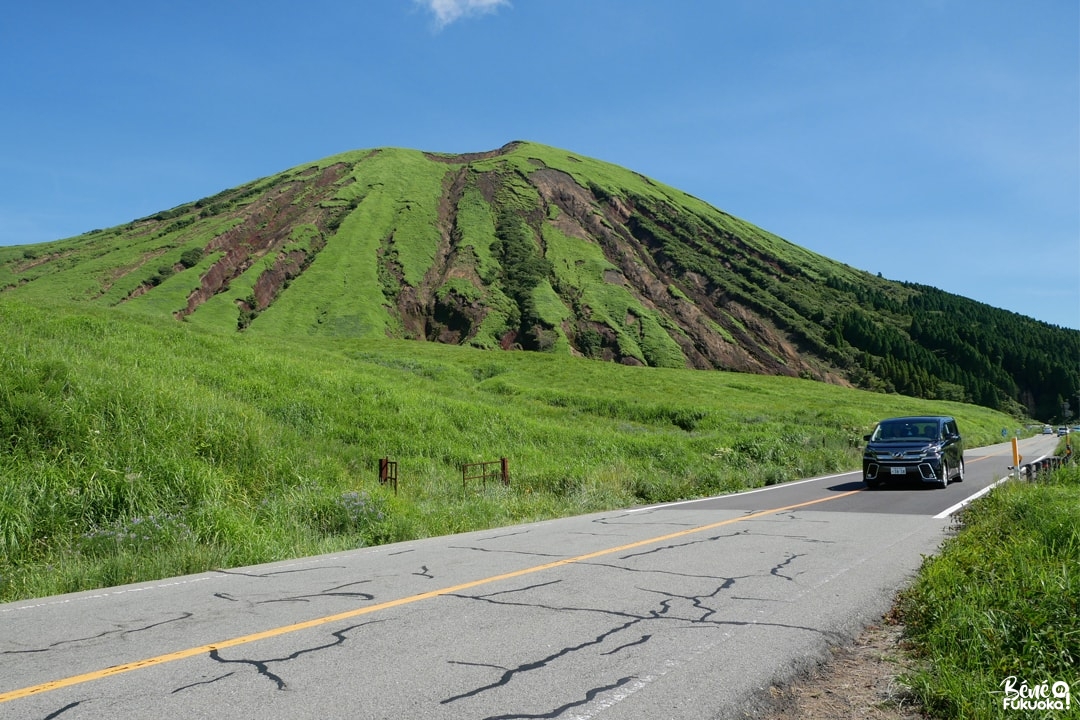 La route 111 pleine de fissures, Aso, Kumamoto