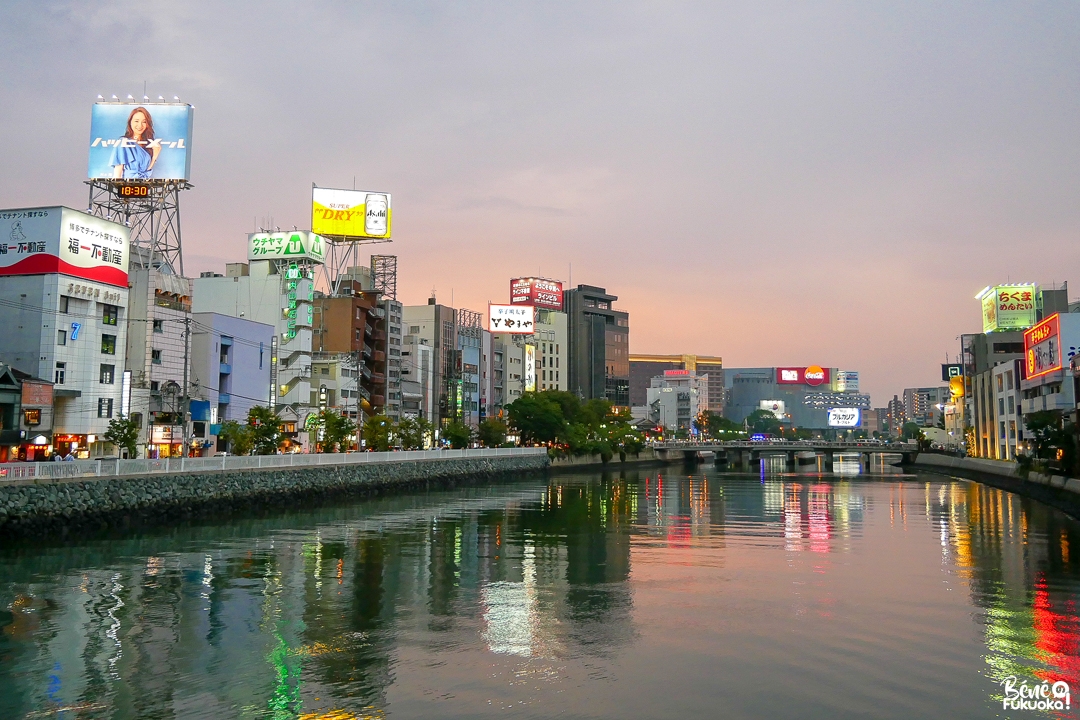 Fukuoka le soir, quartier de Nakasu et Canak City