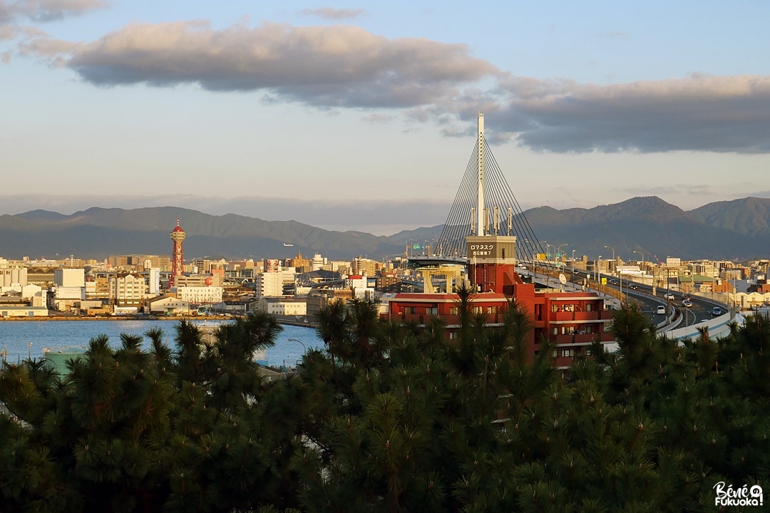 Tour Hakata et pont Aratsu depuis le parc Nishi, Fukuoka