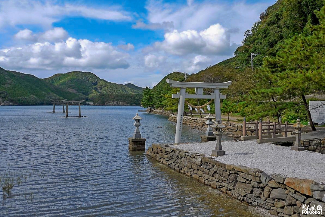 Le torii flottatnt du sanctuaire Watatsumi, tsushima, préfecture de Nagasaki