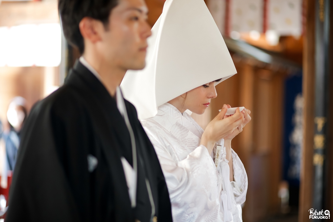 San san kudo pendant une cérémonie de mariage japonais, sanctuaire Kushida, Fukuoka