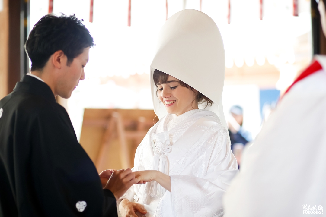 Cérémonie de mariage japonais au sanctuaire : l'échange des alliances, sanctuaire Kushida, Fukuoka