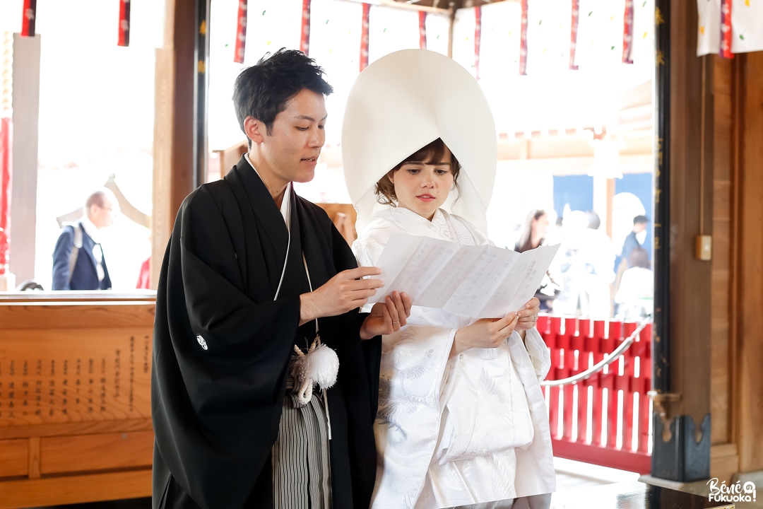 Cérémonie de mariage japonais au sanctuaire : lecture des vœux seishi sôjo, sanctuaire Kushida, Fukuoka