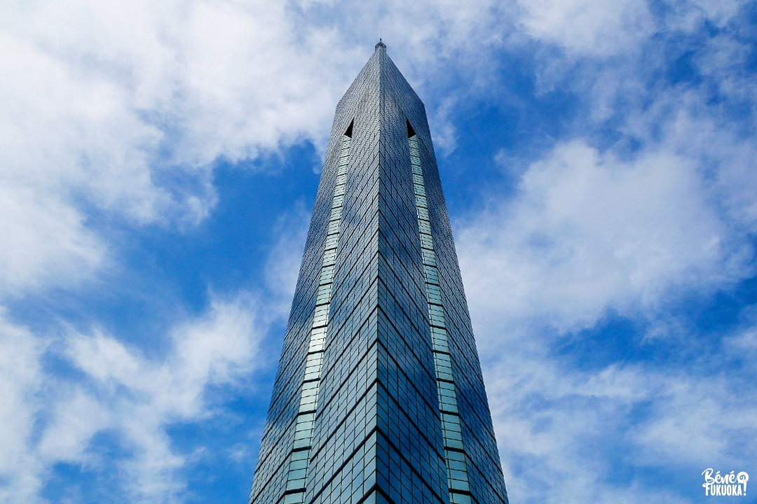 La façade de la tour de Fukuoka est recouverte de miroirs
