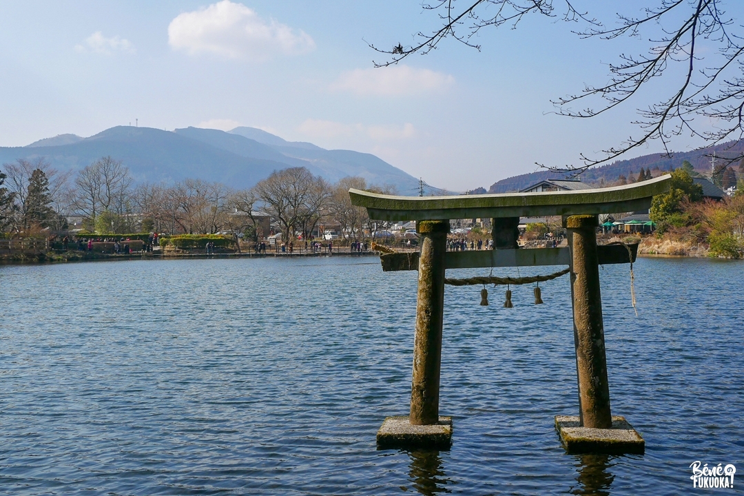 Le lac Kinrin-ko et son torii flottant, Yufuin, Ôita