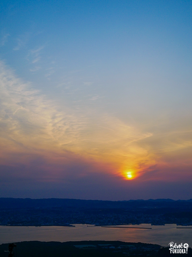 Coucher de soleil sur la ville de Kagoshima vu depuis l'observatoire Yunohira sur le volcan Sakurajima