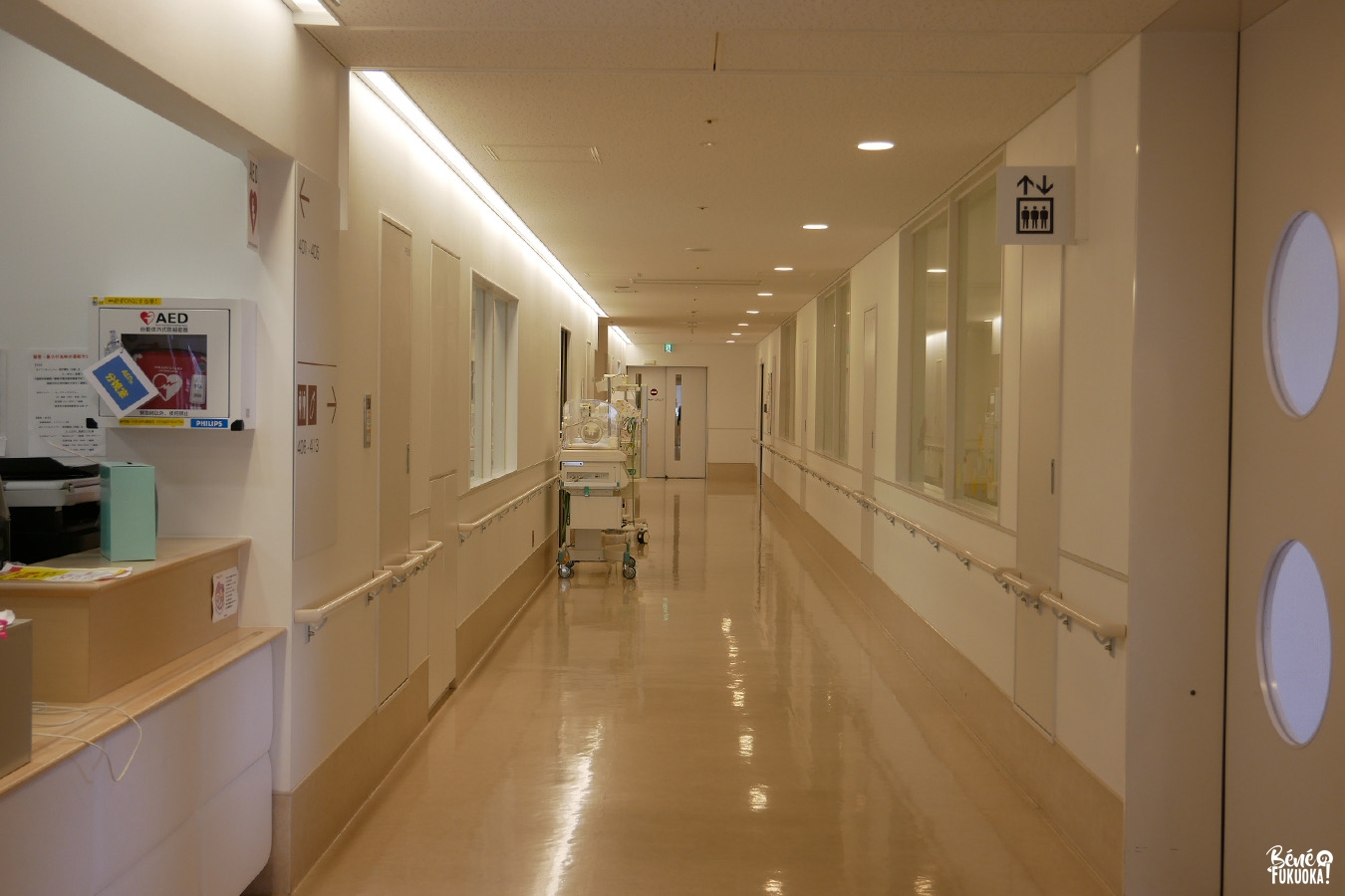 Couloir du service maternité de l'hôpital universitaire de Fukuoka