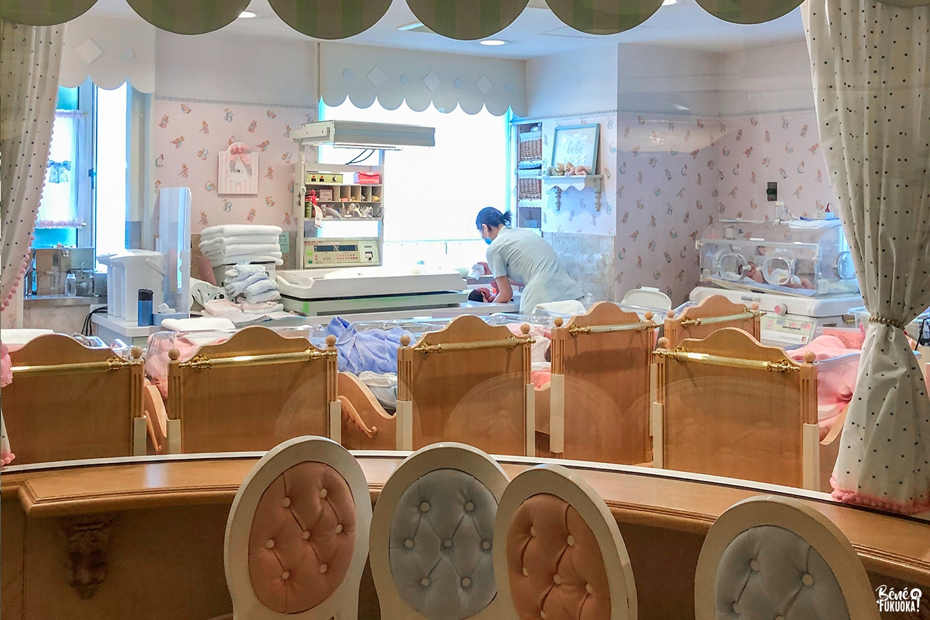 Pouponnière dans une maternité japonaise