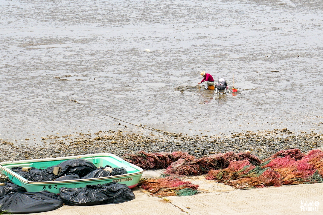 Pêcheurs dans la baie de Tara dans la mer Ariake