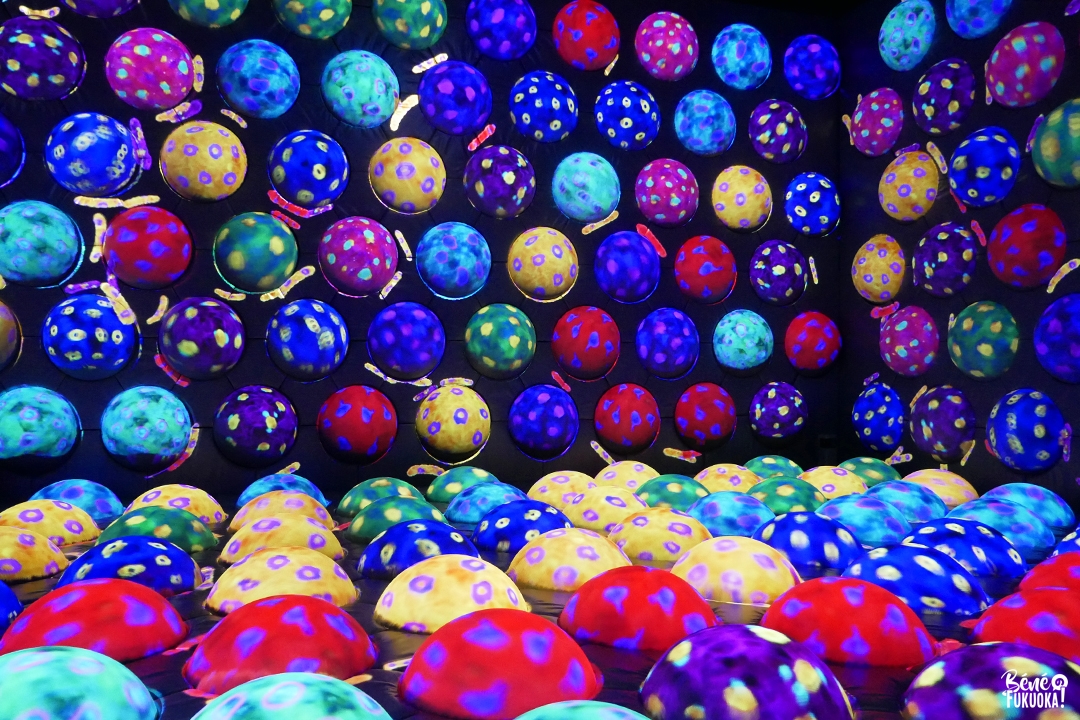 Rapidly Rotating Bouncing Sphere Caterpillar House, expo teamLab Forest à Fukuoka