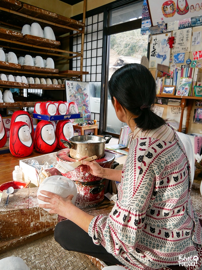 Fabrication des Hime daruma (Taketa, préfecture d'Ôita)