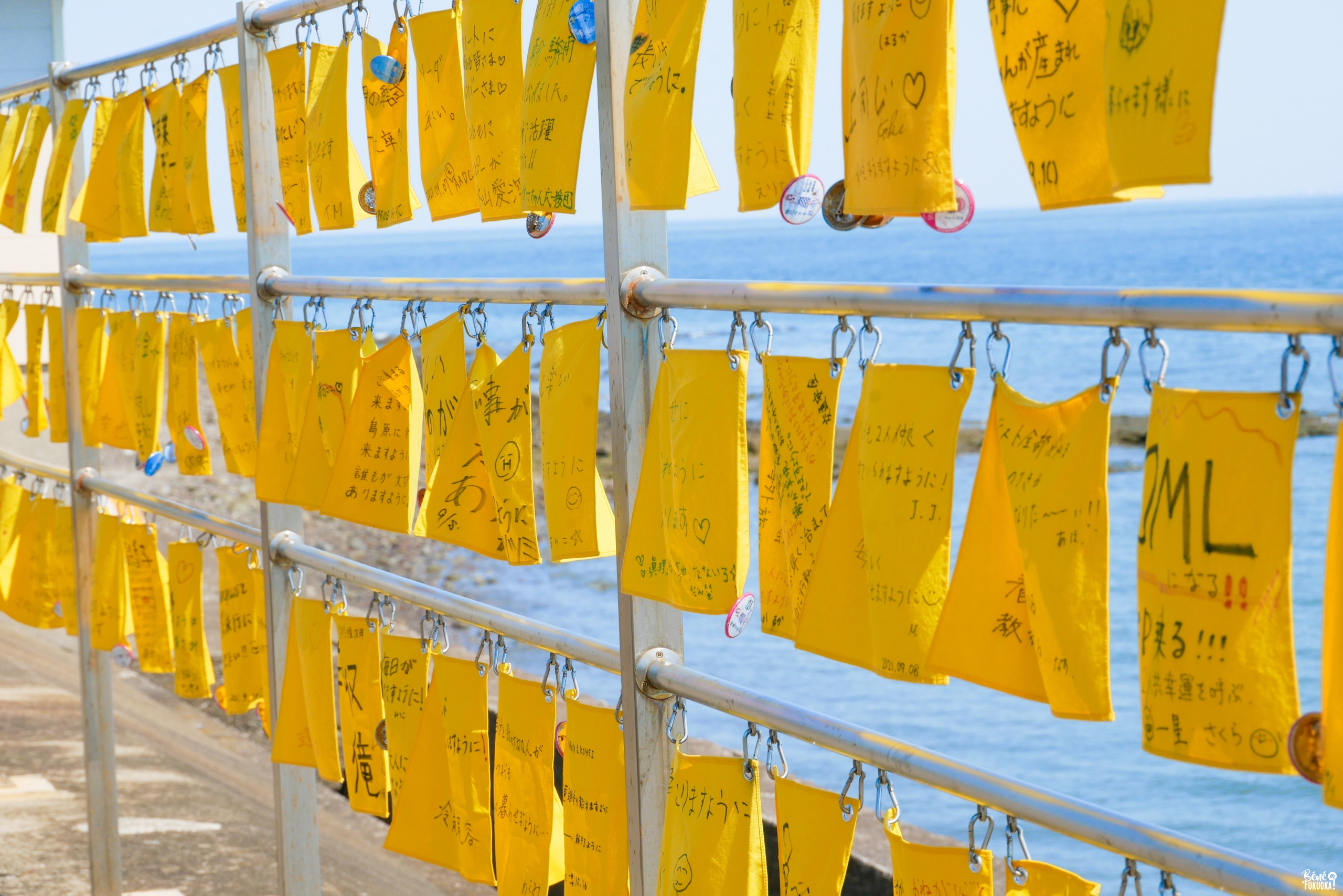 Les mouchoirs jaunes de la gare d'Ômisaki (Shimabara, préfecture de Nagasaki)