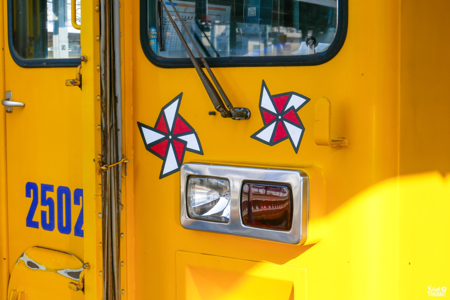Le train jaune de la ligne Shimabara, gare d'Isahaya, Nagasaki