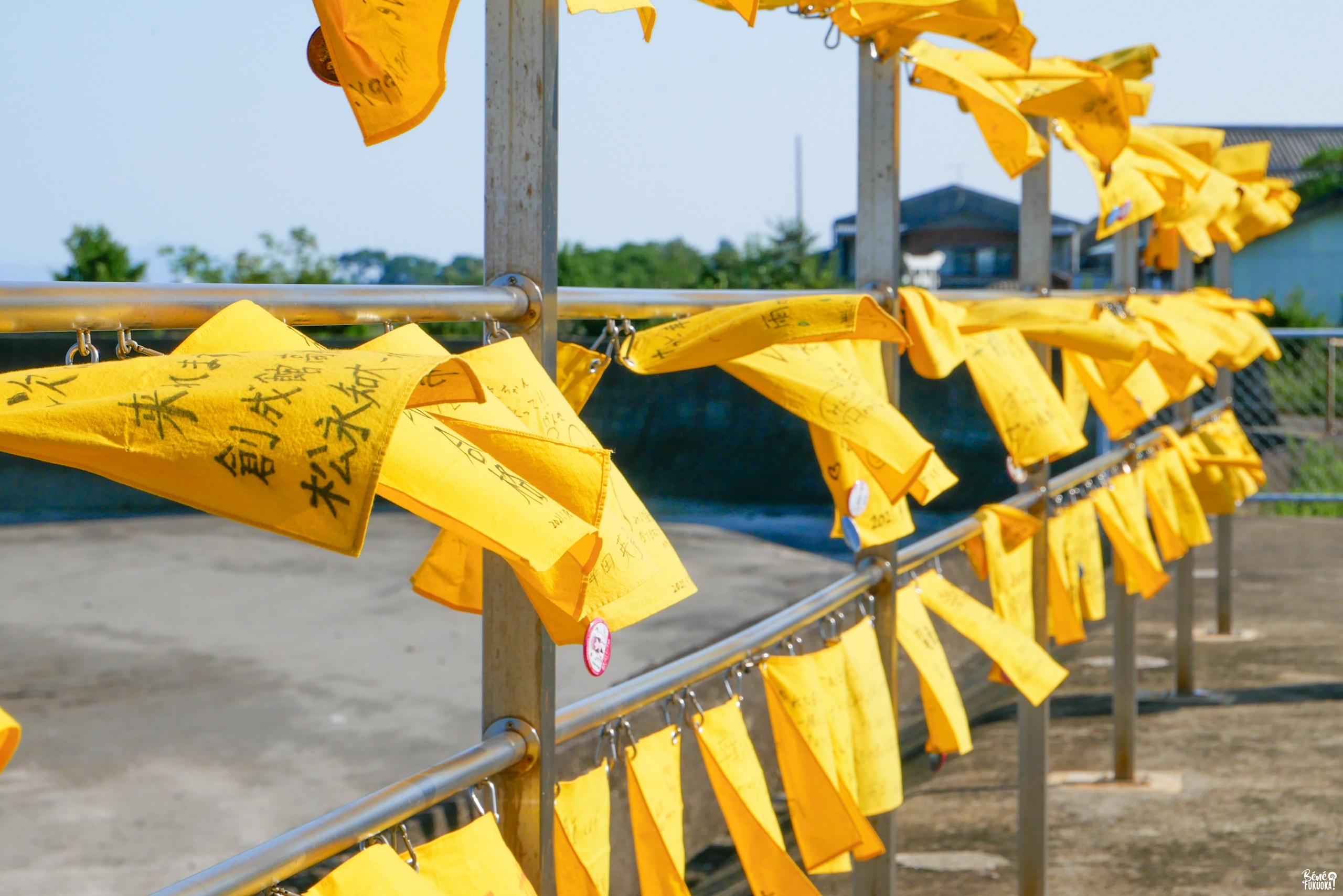 Les mouchoirs jaunes de la gare d'Ômisaki (Shimabara, préfecture de Nagasaki)