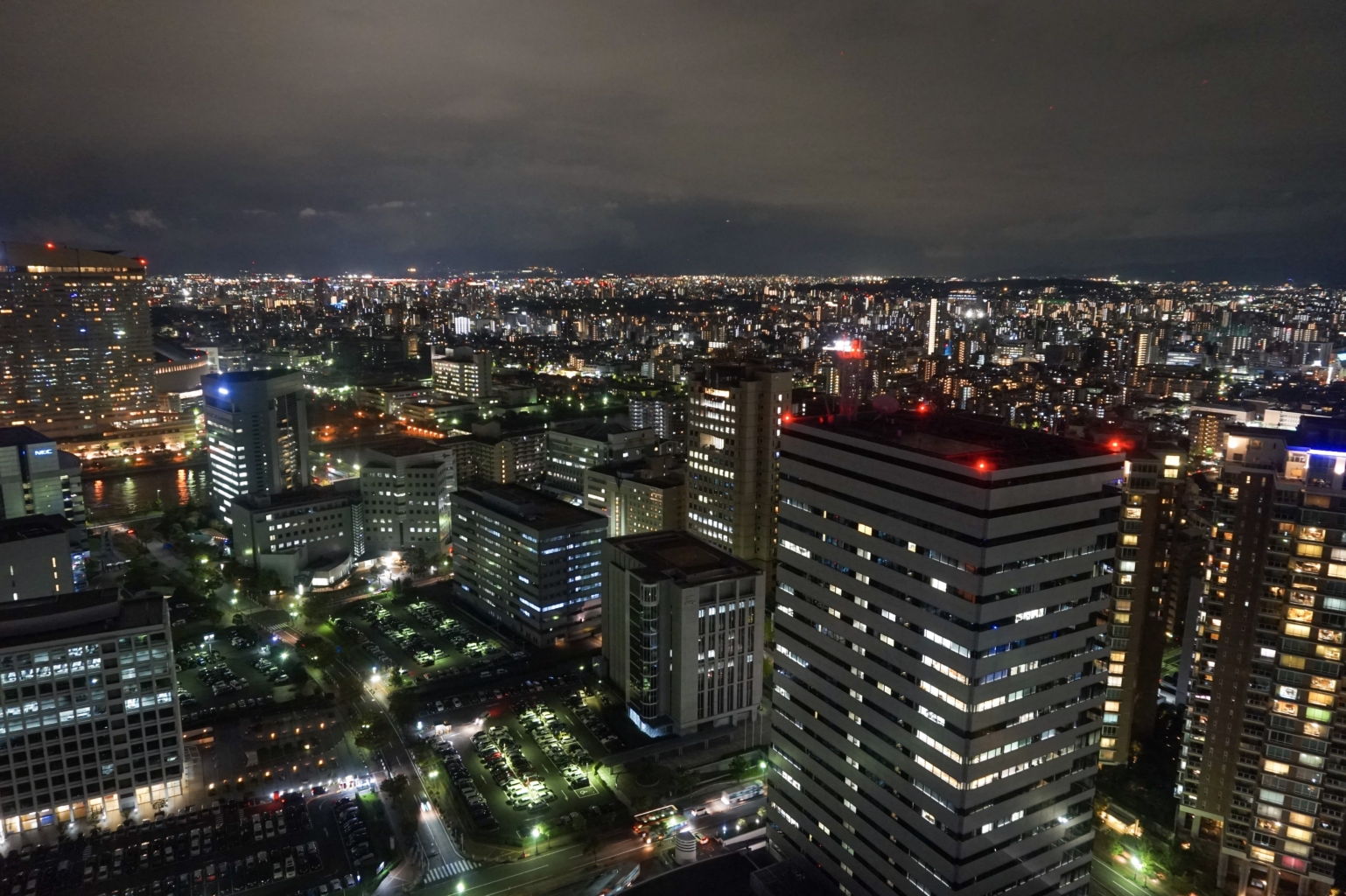 Vue de Fukuoka de nuit depuis la tour de Fukuoka
