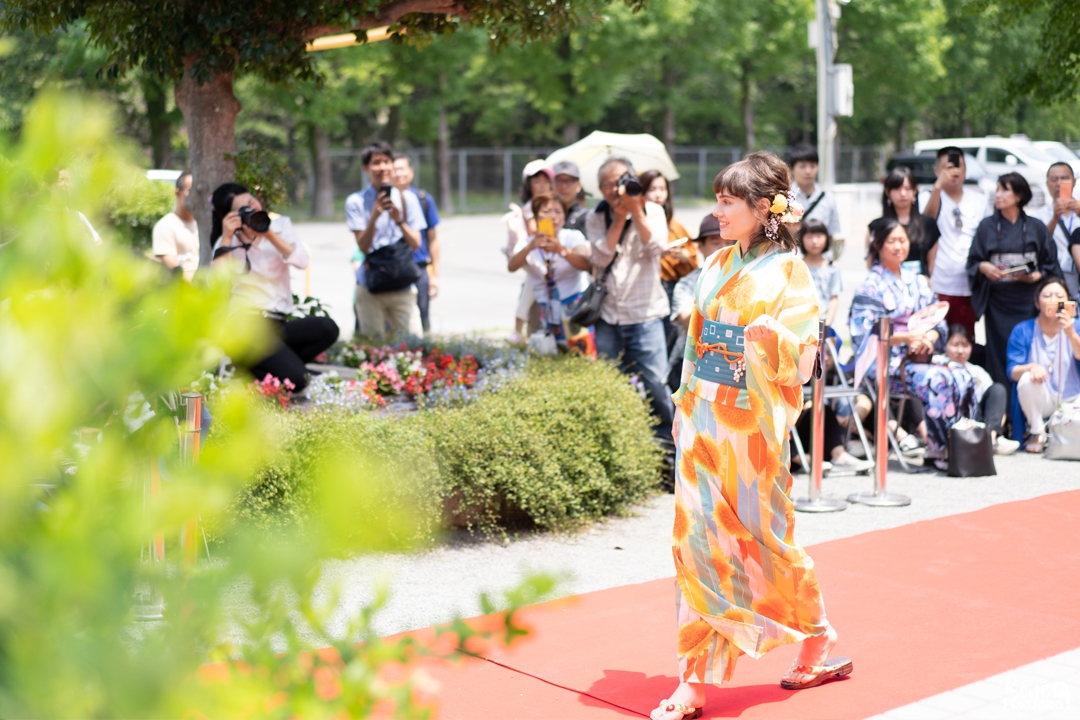 Défilé en yukata et présentation à la presse par les Ambassadrices des fleurs de Fukuoka, parc Maizuru, ville de Fukuoka