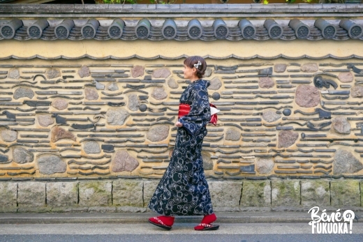 En kimono dans la vieille ville de Hakata avec "Wa no Hakata"