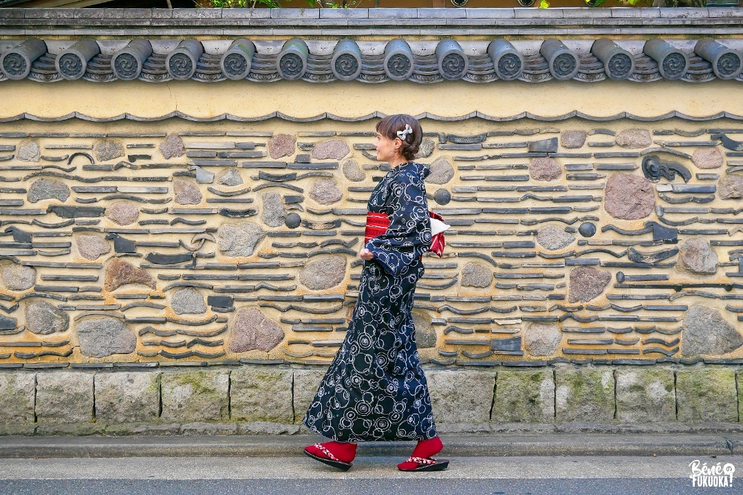 En kimono dans la vieille ville de Hakata avec "Wa no Hakata"