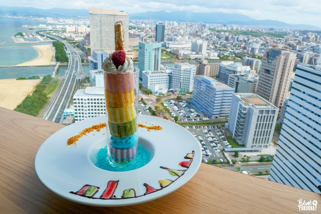 Niji-iro roll parfait, un dessert du café de la tour de Fukuoka, Fukuoka