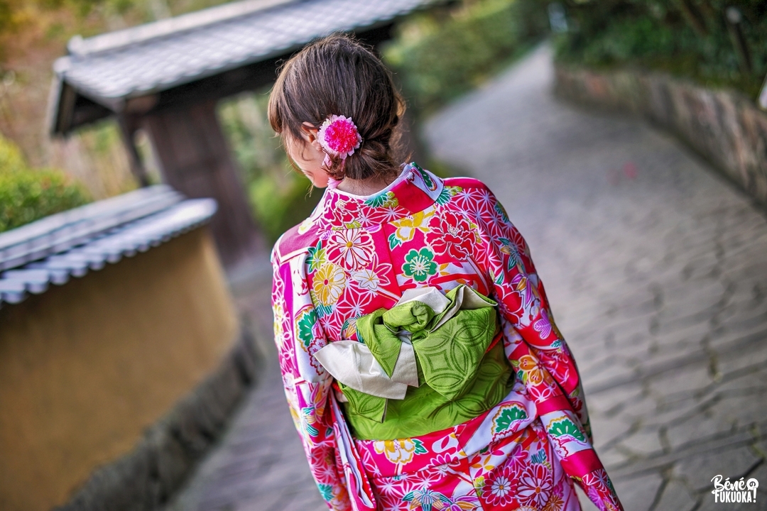 En kimono dans l'ancien quartier de samouraï de Kitsuki, préfecture d'Ôita