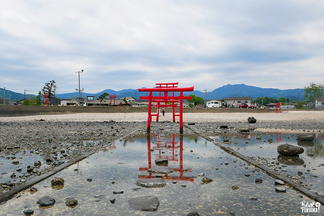 Les toriis flottants de Tara à marée basse, préfecture de Saga