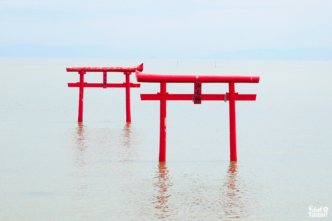 Les toriis flottants de Tara à marée haute, préfecture de Saga