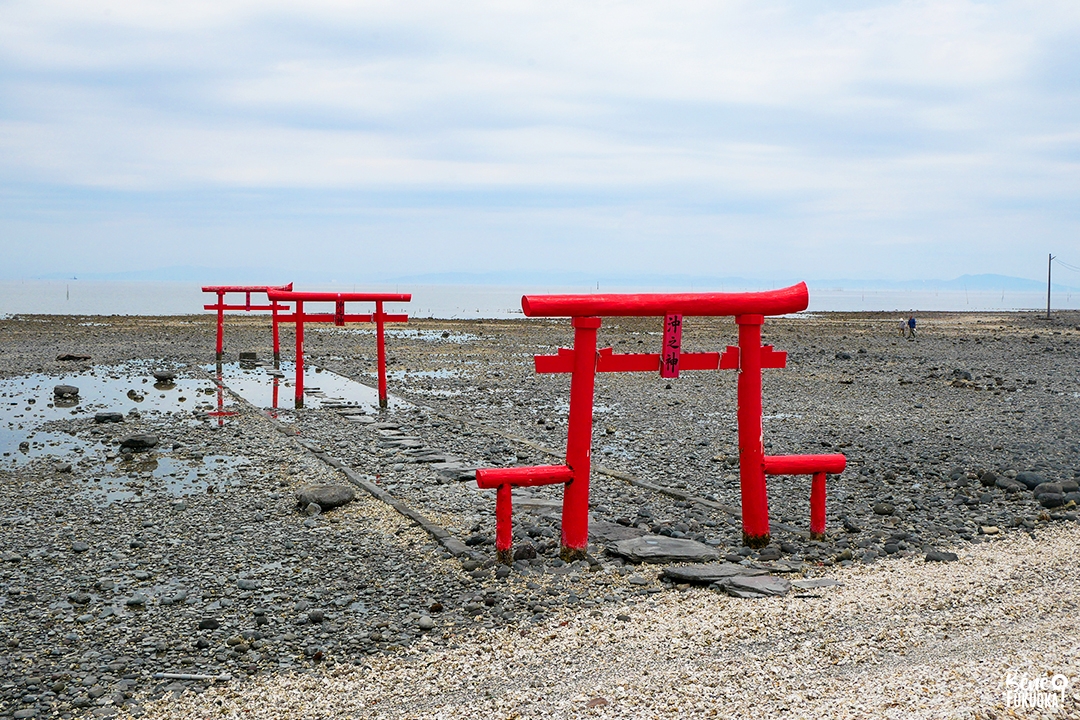 Les toriis flottants de Tara à marée basse, préfecture de Saga