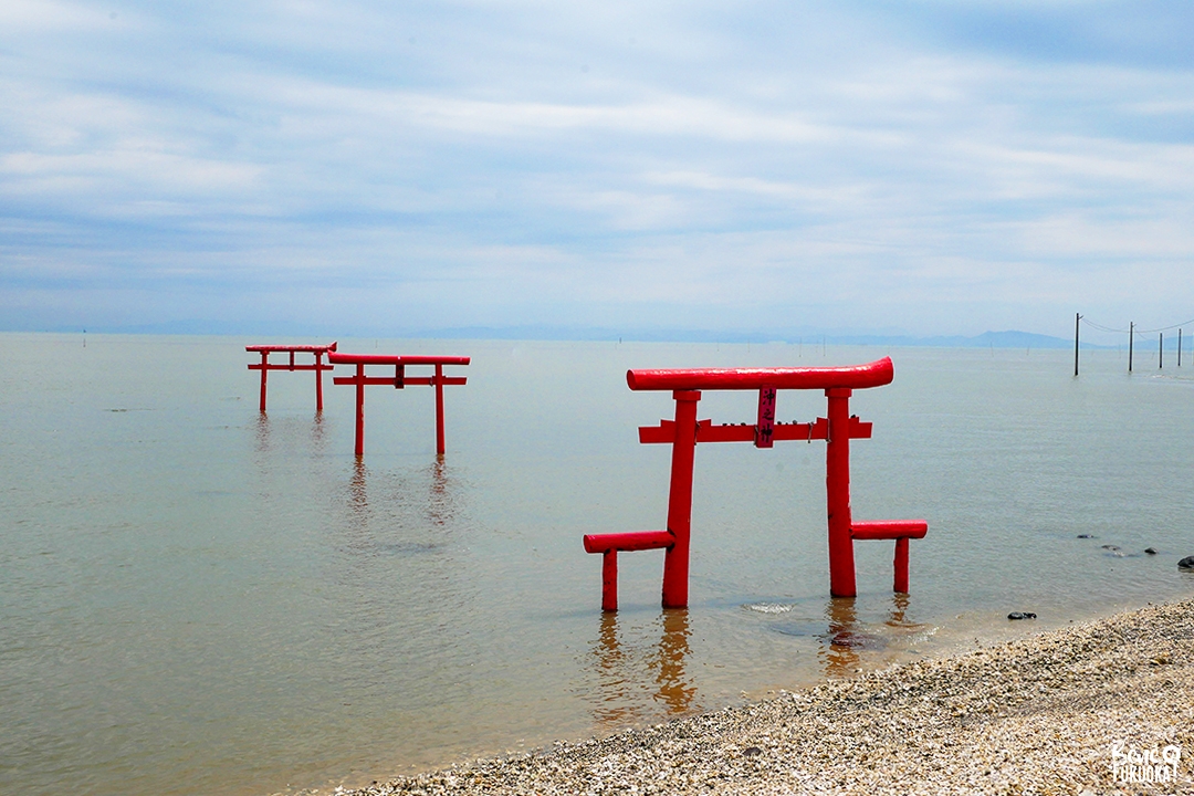 Les toriis flottants de Tara à marée haute, préfecture de Saga