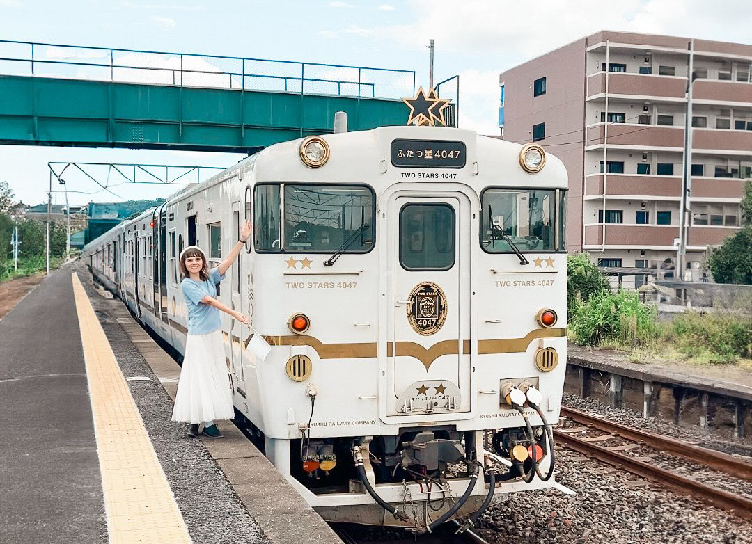 Le train panoramique Futatsuboshi (Two Stars) 4047 de JR Kyûshû