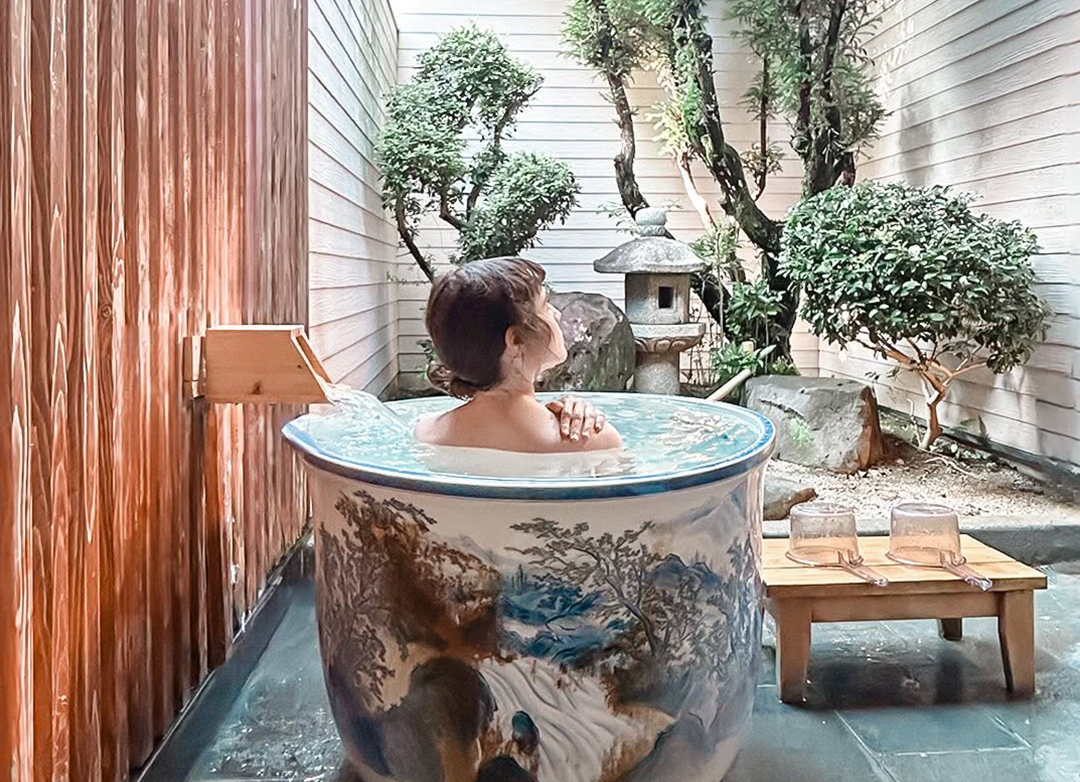 Onsen dans une tasse géante en porcelaine, Ureshino onsen, Saga
